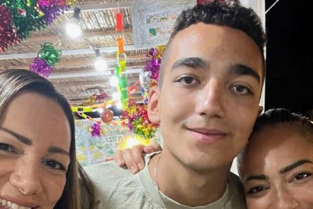 Gaza-Krieg / Medien: Hamas übergibt US-israelische Geisel an Rotes Kreuz