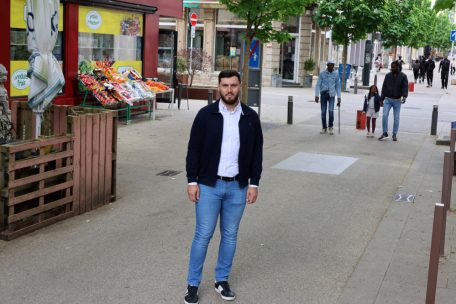 Aldin Avdic in der Brillstraße. Hier ist er aufgewachsen und hier lebt er noch immer.