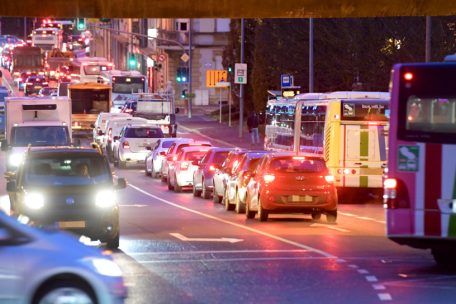 Luxemburg / Attraktiver Arbeitsmarkt mit Verkehrsproblemen: Arbeitnehmer pendeln im Schnitt zwischen 17 und 54 Kilometer