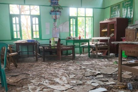 Ein Raum einer Oberschule ist mit Trümmern gefüllt, nachdem sie den Angaben zufolge von einem Luftangriff des Militärs im Dorf Ohe Htein Twin in der Gemeinde Tabayin, auch bekannt als Depayin, in der Region Sagaing, Myanmar, getroffen wurde
