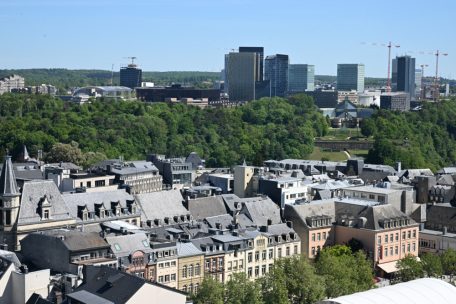 Hinter dem Mudam unter vor den Hochhäusern in Kirchberg, ist im Hintergrund das Robert-Schuman-Gebäude in Kirchberg zu sehen