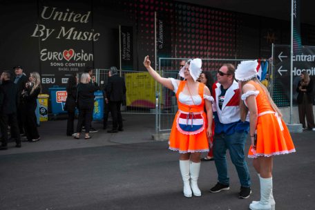 Fans warten vor der St-Jakobshalle in Basel auf den Einlass. Der perfekte Moment für ein Foto.