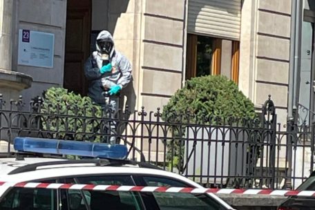 Einsatzkräfte in Schutzanzügen vor dem Familienhaus von Arcus