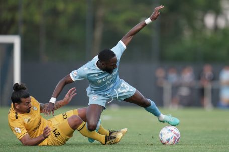 Mehdi Kirch (l.) im Duell mit Davy N’Goma (Racing)