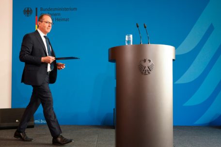 „Die Kontrollen wirken“ / Deutscher Innenminister Dobrindt berichtet über  mehr Zurückweisungen