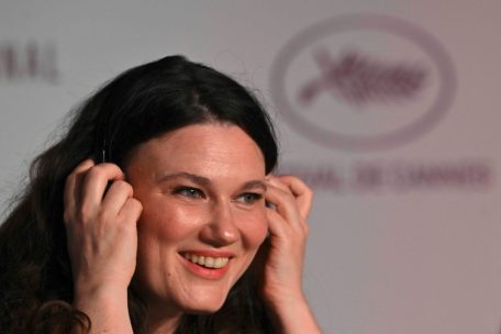 Seit 2016 buhlte keine deutsche Produktion mehr um die Goldene Palme, jetzt schon: „In die Sonne schauen“ der Regisseurin und Drehbuchautorin Mascha Schilinski ist im Hauptwettbewerb vertreten