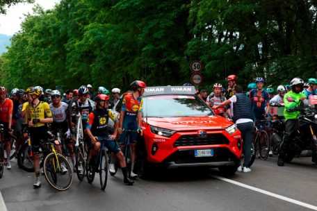 Radsport / Massensturz überschattet sechste Giro-Etappe – Groves siegt im Sprint