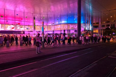Gleich gegenüber dem Village stehen Partygäste an, um in den EuroClub zu kommen