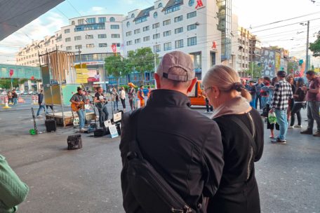 Straßenmusikern begegnet man in Basel derzeit an vielen kleinen „ESC-Bühnen“