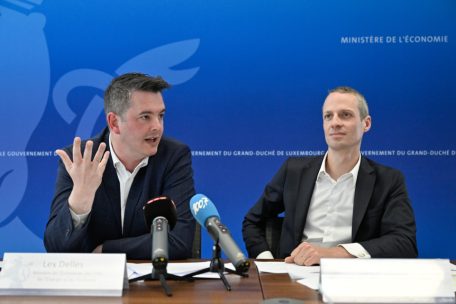 Lex Delles und Serge Wilmes stellen die Maßnahmen der Regierung zur Beschleunigung von Projekten für erneuerbare Energie vor