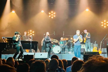 Jamie Cullum (l.) fotografiert seine Band