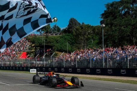 Formel 1 / „Unglaublich stolz“: Verstappen krönt Red-Bull-Jubiläum in Imola
