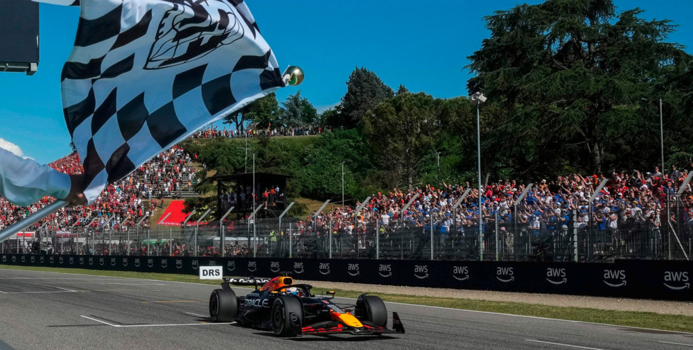 Formel 1 / „Unglaublich stolz“: Verstappen krönt Red-Bull-Jubiläum in Imola