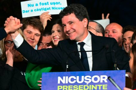 Rumänien / Angst vor Abkehr vom Westen hat Außenseiter Nicosur Dan Einzug in Präsidentenpalast beschert
