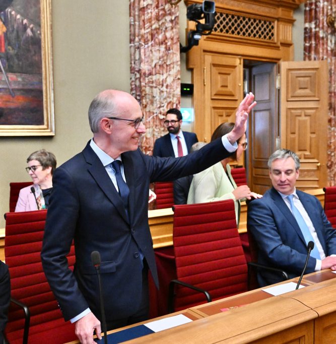 „Net mam Kapp duerch d’Mauer“ / CSV-Nationalvorstand kritisiert Regierung nach Friedens Rede zur Lage der Nation