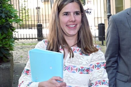 Ministerin Elisabeth Margue auf dem Weg zur Pressekonferenz