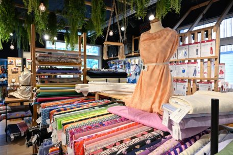 Stoffe in vielen Farben und Mustern