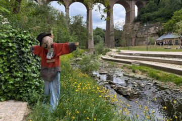 Wächter mit Botschaft / Vogelscheuchen erobern Luxemburg-Stadt im Dienst der Biodiversität