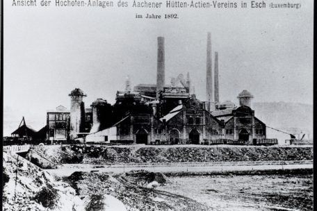 Postkarte mit Ansicht der 1892 vom AHAV, Abteilung Rothe Erde, erworbenen Hochofenanlage der Brasseurschmelz. Im Vordergrund die Gießhallen, von denen nur noch eine erhalten ist (fälschlicherweise heute als „Bâtiment TT“ bezeichnet).