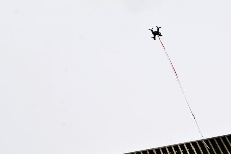 Achtung, hier kommt eine Schere geflogen