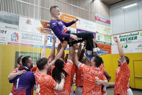 Chris Auger beendet seine Karriere und wird von seinen Teamkollegen gefeiert