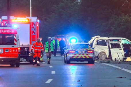 Tragödie nach Familienfeier / Drei Menschen sterben bei Kleinbus-Unfall nahe Koblenz