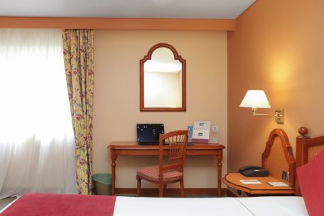 Die Zimmer sind rot und etwas altbacken, aber vernünftig ausgestattet<br />