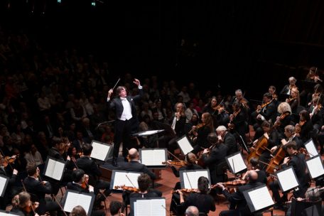 Alain spannt den Bogen / Chefdirigent Gustavo Gimeno verabschiedet sich nach zehn Jahren von der Philharmonie