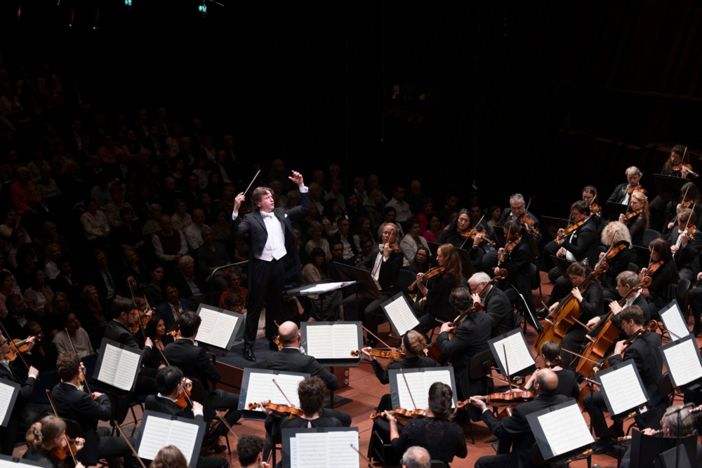 Alain spannt den Bogen / Chefdirigent Gustavo Gimeno verabschiedet sich nach zehn Jahren von der Philharmonie