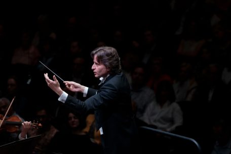 Gustavo Gimeno stand am Konzertabend im Fokus