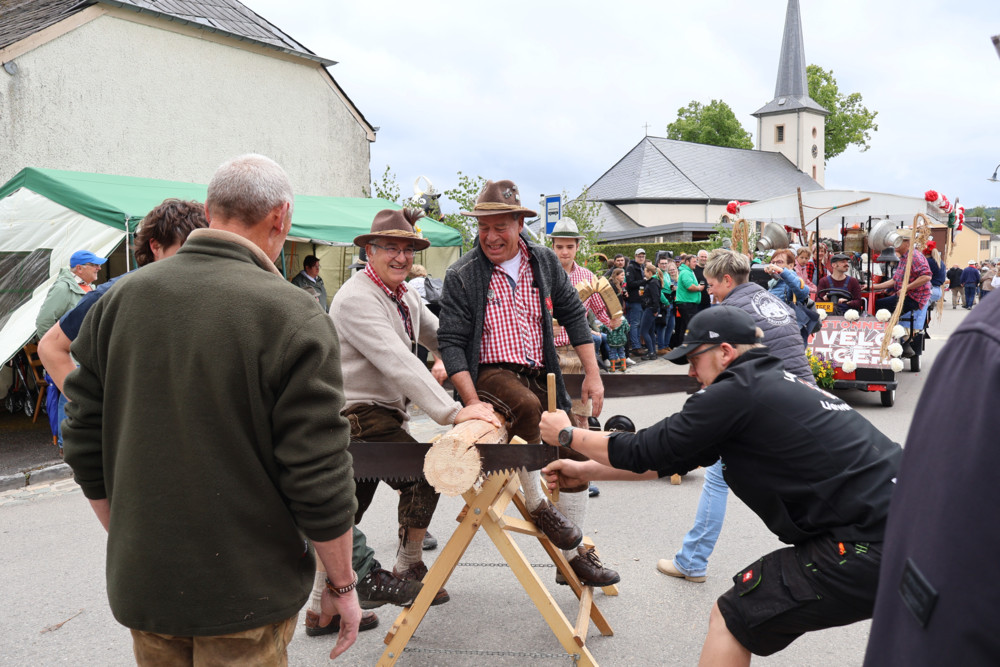 Ein Dorf im Landwirtschaftsfieber / Wenn die Oldtimer-Traktoren übers „Baurefest“ in Brachtenbach knattern
