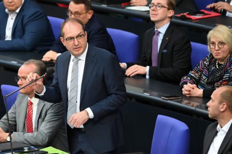 Deutschland / Die „Migrationswende“ kommt: Dobrindt will Familiennachzug und beschleunigte Einbürgerung stoppen