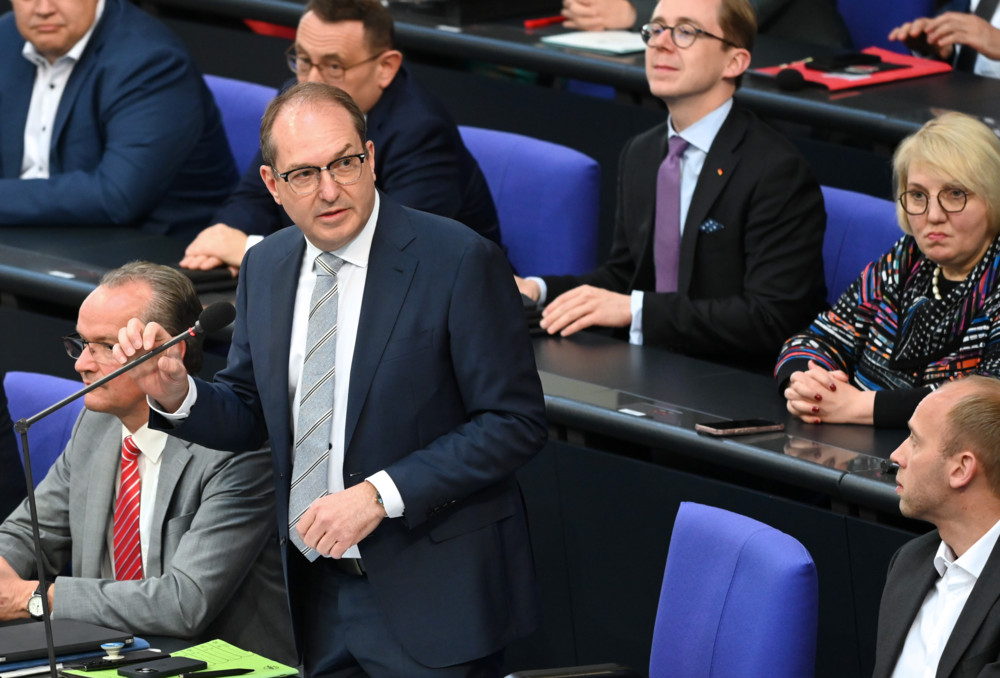 Deutschland / Die „Migrationswende“ kommt: Dobrindt will Familiennachzug und beschleunigte Einbürgerung stoppen