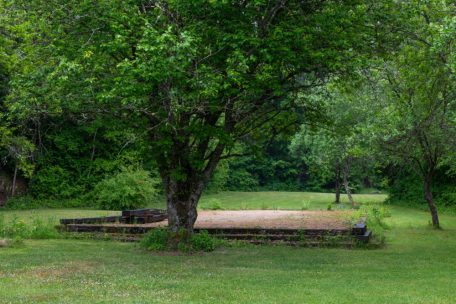 Der Pétanque-Platz ist umgeben von Bäumen