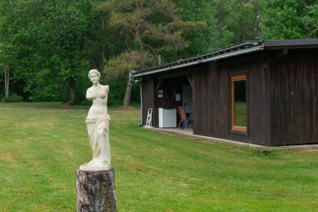 Eine Venus-Statue ziert den Rasen vor der Sauna