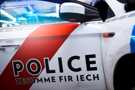 Auf Merscher Parkplatz / Männer mit Waffe und Sturmhaube fragen Anwesende nach ihrem Namen
