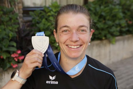 Leichtathletik / Liz Weiler: Die Mama, die keine Hindernisse scheut
