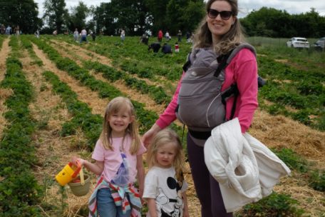 Beim Pflücken vernaschen Petras Töchter auch die eine oder andere Erdbeere