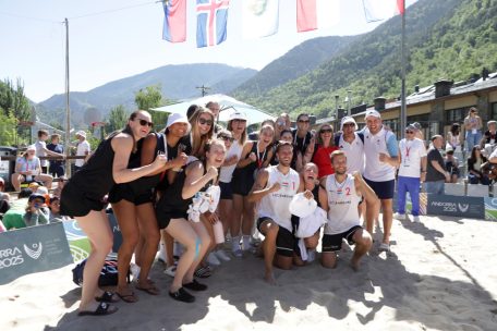 Ein Geburtstagsständchen gab es für Norma Zambon (Mitte, mit weißem Hut) von den Spielern ihres Verbandes<br />