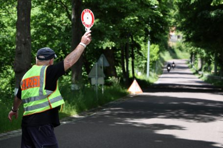N10 in Eisenbach / Polizei stellt bei groß angelegter Motorradkontrolle 37 Strafzettel aus