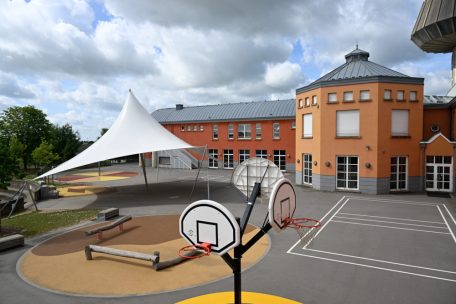 Eines der zwei bestehenden Schulgebäude hinter dem Rathaus