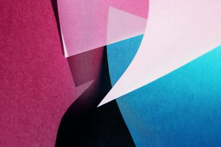 Lebendige Kompositionen aus Papier: eine Arbeit von Jessica Backhaus