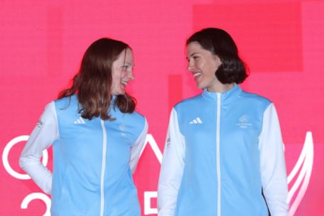 Nina Berton und Marie Schreiber tappten bis zur Medaillenvergabe im Dunkeln