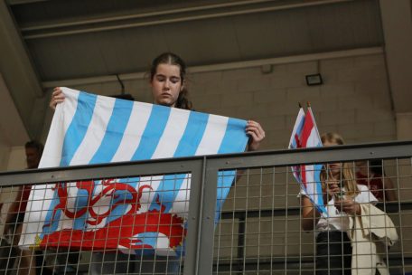 Enttäuschte Fans packen nach dem Spiel die luxemburgische Flagge ein<br />