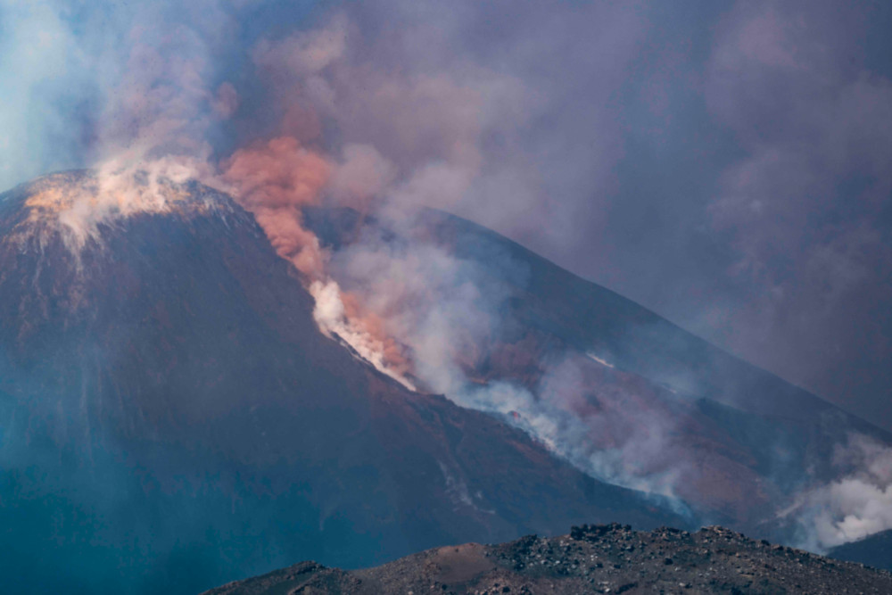 Sizilien  / Ätna spuckt Lavafontäne - Flugverkehr unbeeinträchtigt