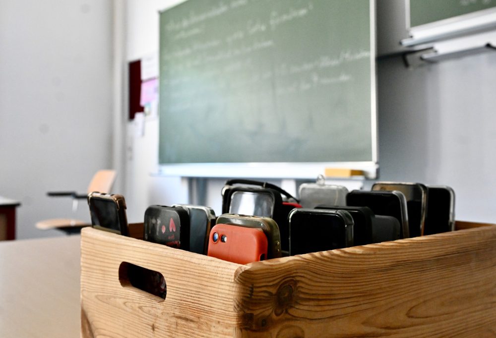 Editorial / Was bringt das Handyverbot? Eine Direktnachricht an die junge Generation