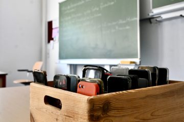 Editorial / Was bringt das Handyverbot? Eine Direktnachricht an die junge Generation