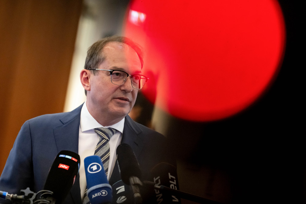 Deutschland / Dobrindt zu Gerichtsurteil: „Wir halten an den Zurückweisungen fest“