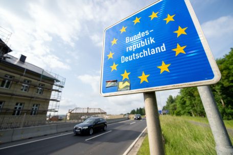 Deutschland / Trotz Urteil: Merz hält an Zurückweisung Asylsuchender bei Grenzkontrollen fest 