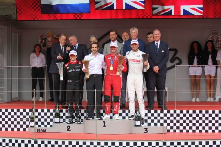 Ein gewohntes Bild dieses Jahr: Oliver Rowland (Nissan) ganz oben auf dem Podium – hier mit Nick De Vries (Mahindra) und Jake Dennis (Andretti)